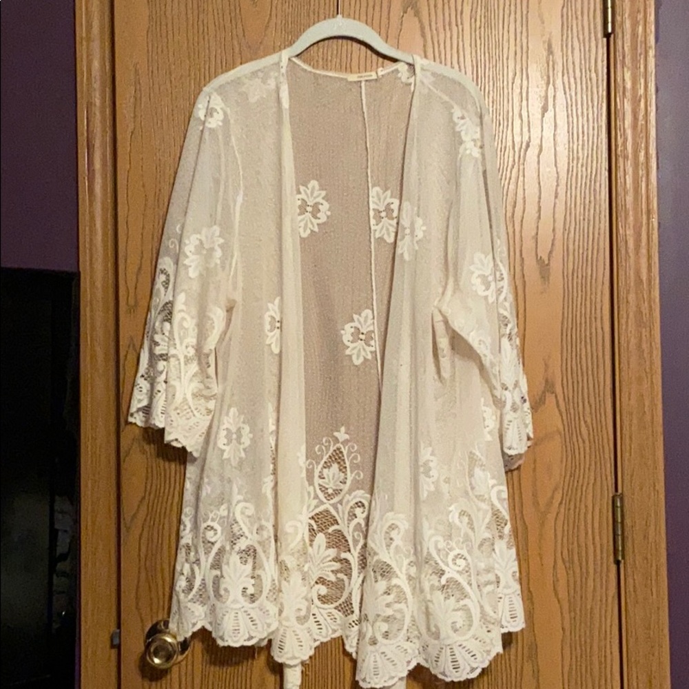 Maurices 4x cream lace kimono